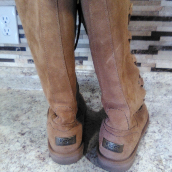 Woman's UGGs 7 - Picture 5 of 7